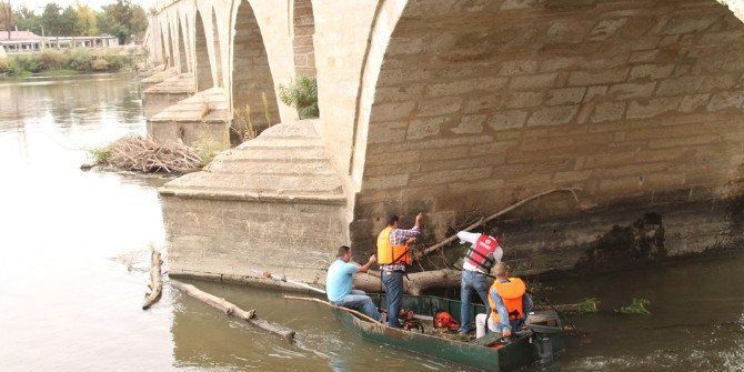 Meriç Köprüsü Ayakları Edirne Belediyesi Tarafından Temizlendi