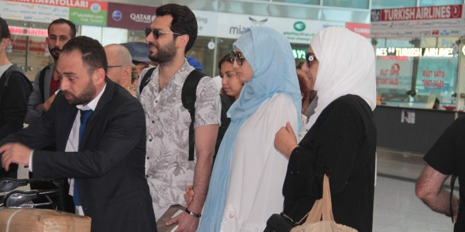 Ünlü oyuncu Murat Yıldırım, Faslı eşi ile kutsal topraklara gitti