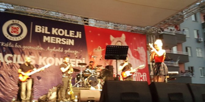 Aleyna Tilki, kolej açılışında sahne aldı