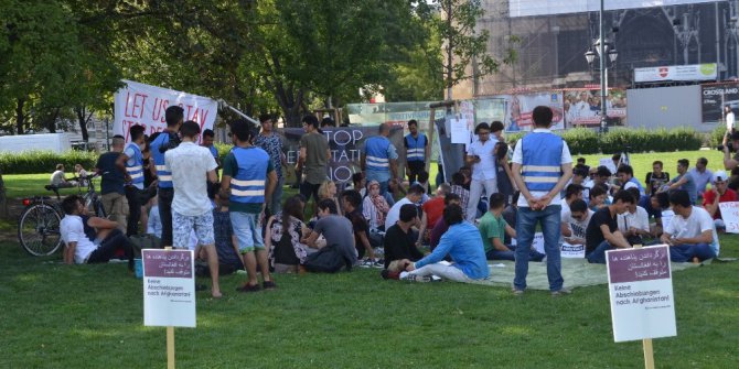 Viyana’da Afganistanlı sığınmacılardan oturma eylemi