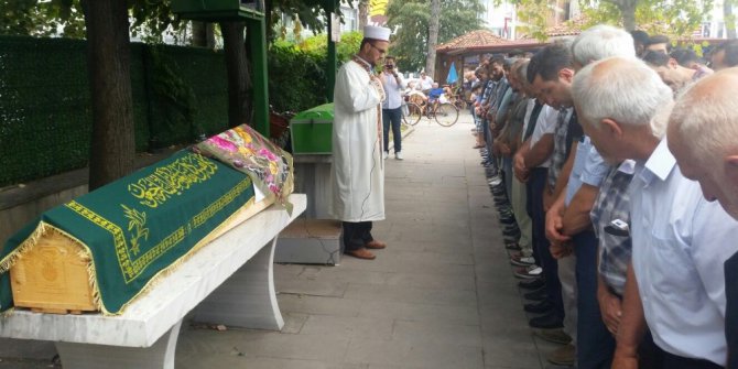 Tren üzerinde özçekim yaparken akımına kapılan genç hayatını kaybetti