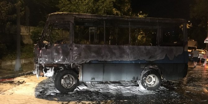 Beşiktaş’ta yolcu minibüsü alev alev yandı