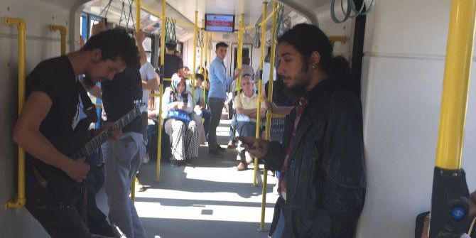 Metroda Yolcuları Şaşkına Uğratan Konser