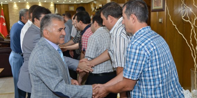 Belediye işçileri bayram öncesinde maaşları ile birlikte 3. dönem ikramiyelerini de aldı