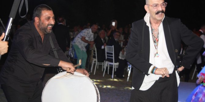 Cemil İpekçi, kızım dediği Azra Akın’ın düğününde döktürdü