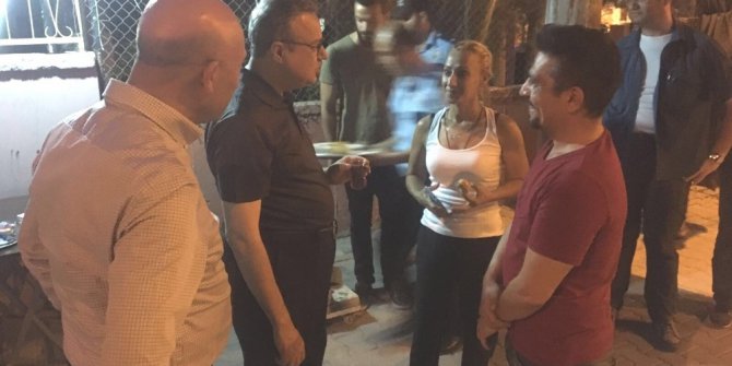 Vali Su, yol kontrolünden vatandaşların bayramını kutlayıp baklava ikram etti