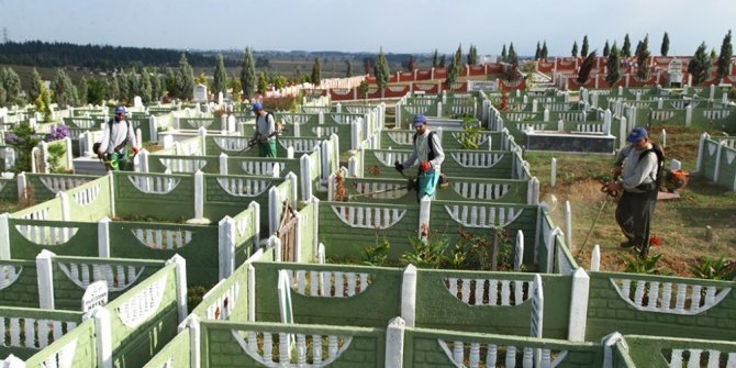 Sakarya’da mezarlıklar bayrama hazır