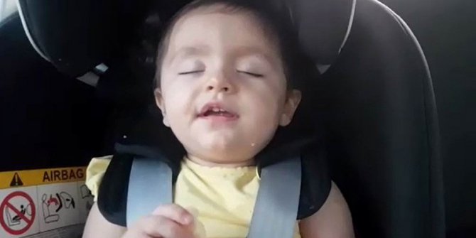 İnci bebek hem uyuyor, hem de elma yiyor