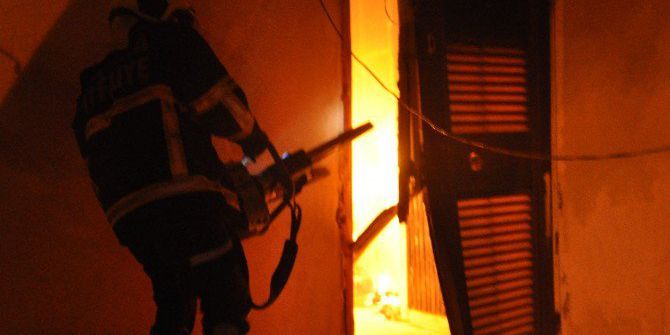 Evini Kilitleyip Yakan Şahıs Son Anda Kurtarıldı