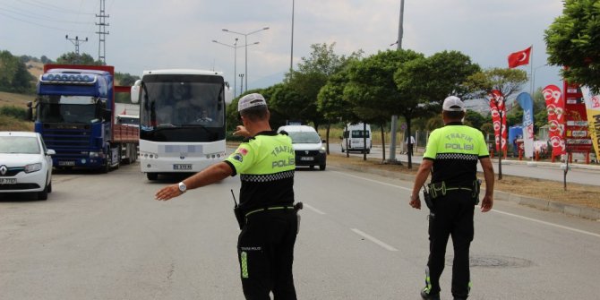 Samsun polisi ’emniyet kemeri’ için durdurdu
