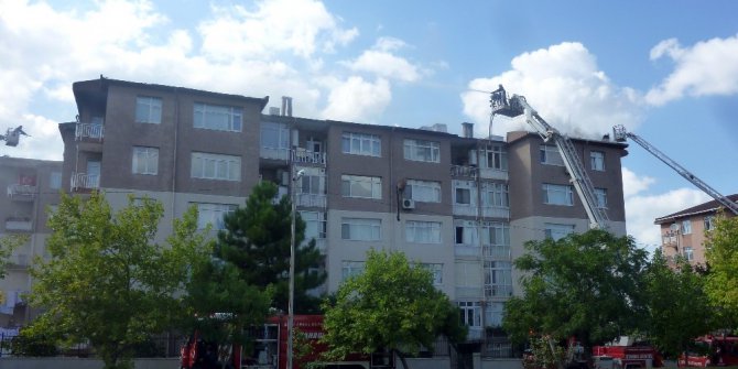 Tuzla’da birbirine bitişik 4 binanın çatısı alev alev yandı