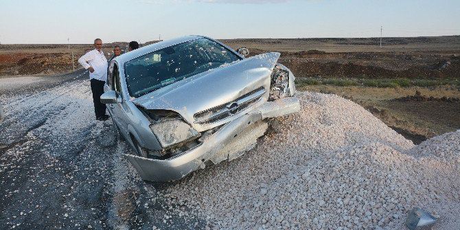 Kontrolden Çıkan Otomobil Mucura Çarparak Durabildi