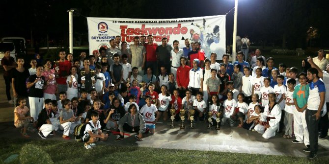 Demokrasi şehitleri için ringe çıktılar