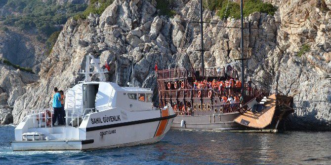 Korsan Gezi Teknesi Kayalıklara Çarptı