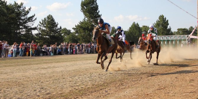 Kastamonu’da Atatürk ve İstiklal Kupası At Yarışları yapıldı