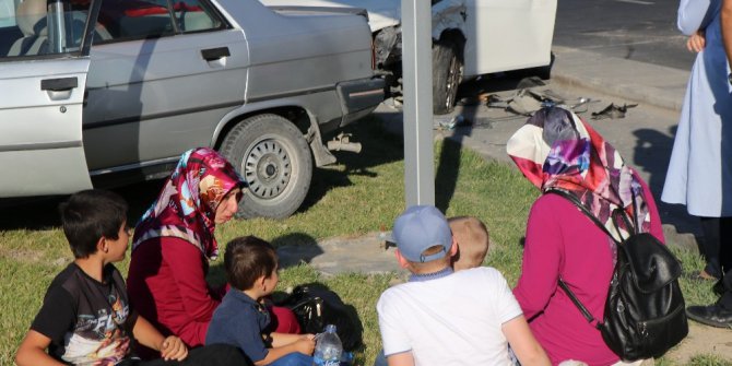Araçlar kaza yaptı, çocuklar ağladı