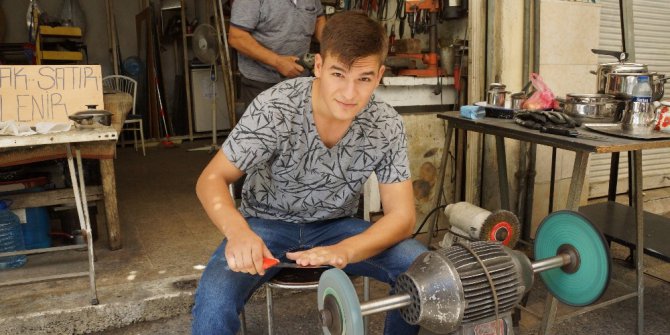 Dede, torun bıçak bileyliyorlar