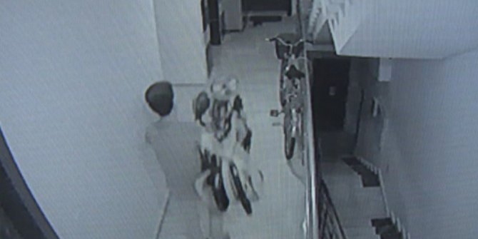 Önce ayakkabıları sonra bebek arabasını çalan şüpheli kamerada