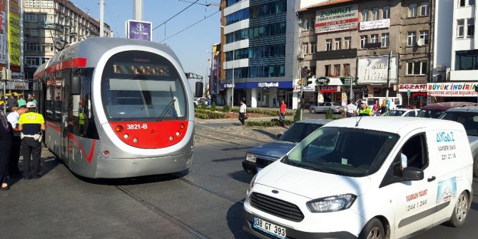 Tramvay otomobile çarptı, trafik aksadı