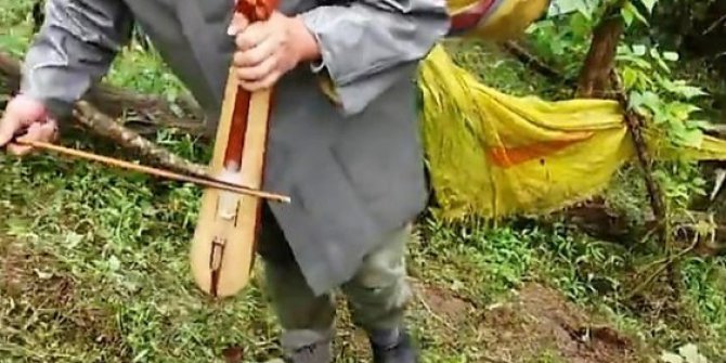 Fındık fiyatına tepkisini kemençeli manilerle dile getirdi