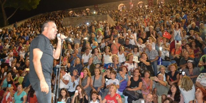 Haluk Levent çam fidanlarının arasından 10 binlere seslendi