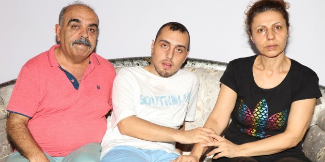 Otistik çocuklarının şiddetiyle baş edemeyen aile yardım istedi