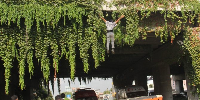 Terk edilen koca böyle atladı