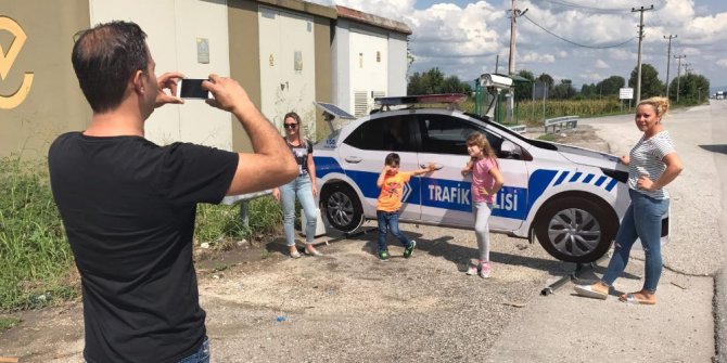 - Kazaları önlemek için ‘maket polis arabası’ koyuldu