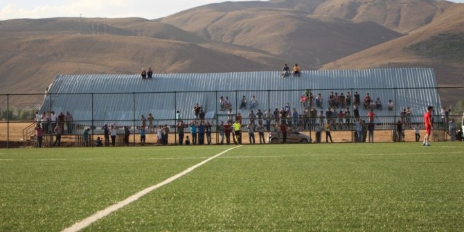 Karlıovasporlu taraftarlar, çöken tribünün yapılmasını bekliyor