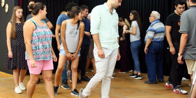 Tiyatro sahnesinde bir Alzheimer