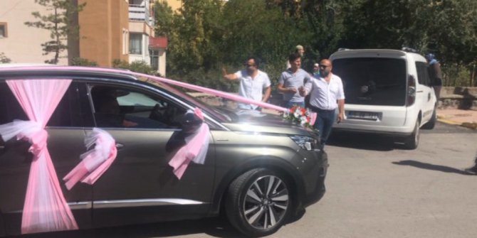 Erzurumlu damat gelinin üzerine karpuz içerisinden güller savurdu, güvercin uçurdu