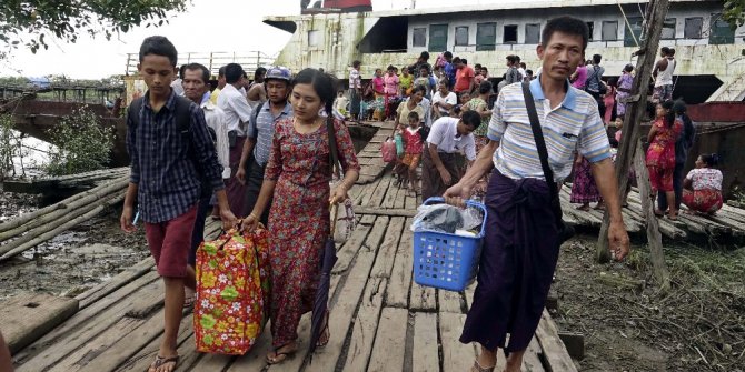 Binlerce Rohingyalı Müslüman, Bangladeş sınırında bekliyor