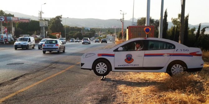 Tatilcileri jandarma ve polis maketleri karşılıyor