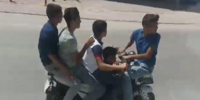 Şarjlı bisiklete 5 kişi binip ters yönde gittiler