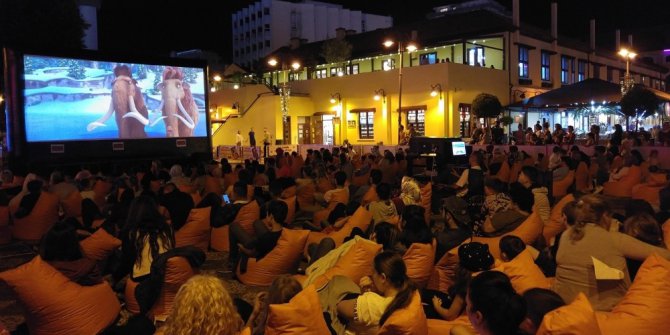 Açık havada sinemaya yoğun ilgi