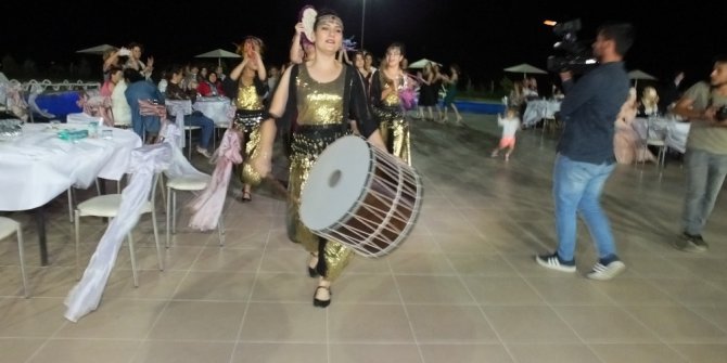 Burhaniye’de kadın davulcu ilgi odağı oldu