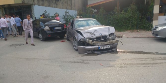Sakarya’da iki otomobil kafa kafaya çarpıştı