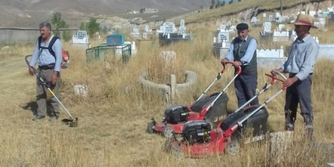 Çaldıran’da mezarlık temizliği
