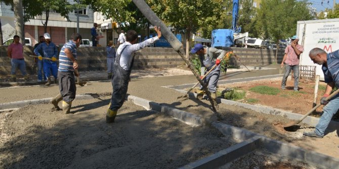 Belediye ekipleri eskiyen ve kırılan çocuk oyun gruplarını değiştiriyor