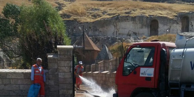 Bayram öncesi türbe ve mezarlıklar temizlendi