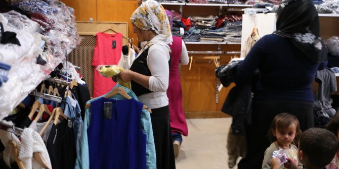 Kaymakam Çetin’den kurbanlık koyun ve giyim yardımı