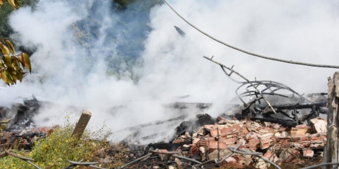 Yangında ahşap ev kül oldu