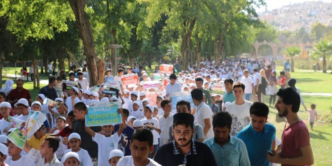 Şanlıurfa’da yüzlerce çocuk namaz için yürüdü