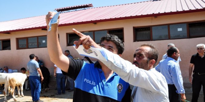 Polisten Hayvan Borsası’nda sahte para uyarısı