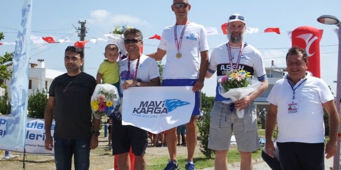 Kucağında çocuğu ile kürsüye çıktı