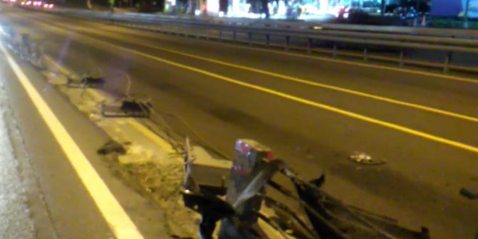 Kontrolden çıkan otomobil metrobüs yoluna girdi