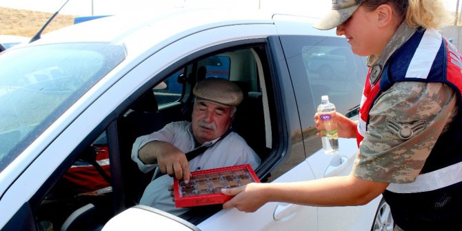 Jandarmadan sürücülere en tatlı sürpriz