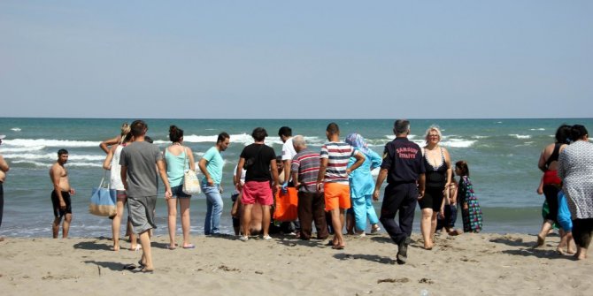 Rip akıntısı 2 vatandaşı canından ediyordu