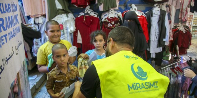 Kudüslü çocuklar bayramlıklarına kavuştu