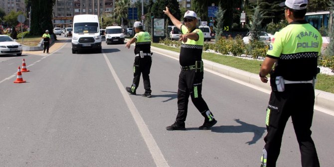 Sivil polis yolcu gibi dolmuşa binip sürücüleri denetledi